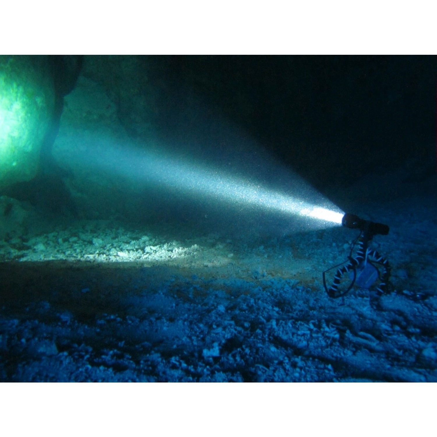 Подводный прожектор. Фонарик под водой. Прожектор под водой. Свет под водой. Освещение под водой.