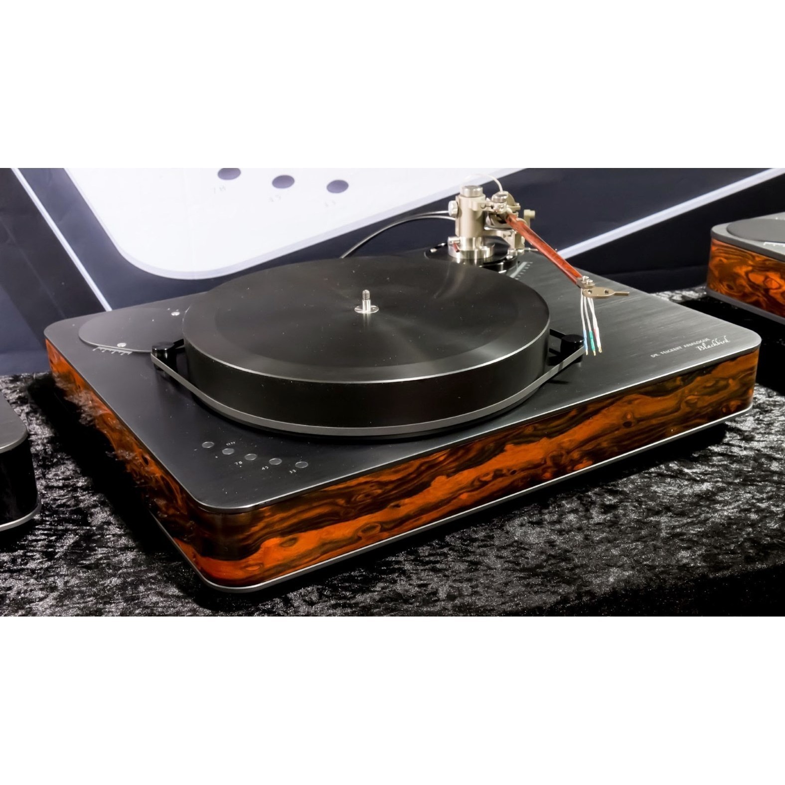 Красивый проигрыватель. Dr Feickert Analogue Blackbird. Dr.Feickert проигрыватель винила. Dr. Feickert Blackbird. Dr. Feickert Analogue Volare.