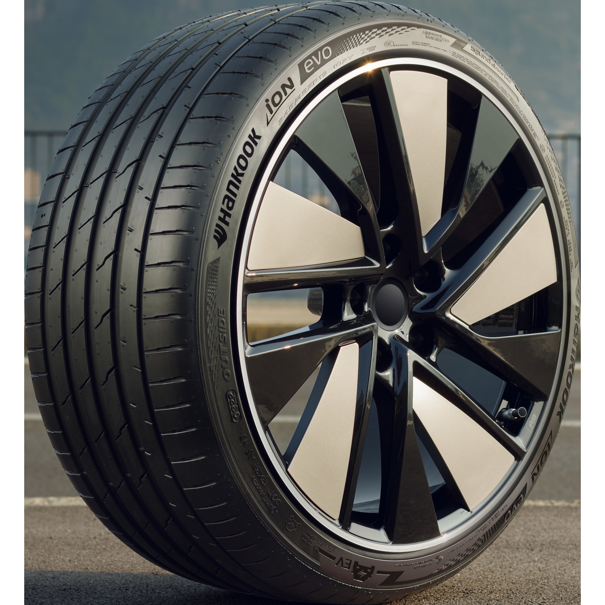 Hankook iON Evo IK01 235/45 R18 98W