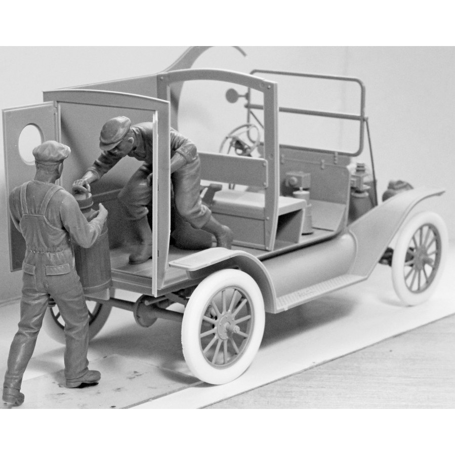 ICM Gasoline Delivery Model T 1912 Delivery Car with American Gasoline Loaders (1:24)