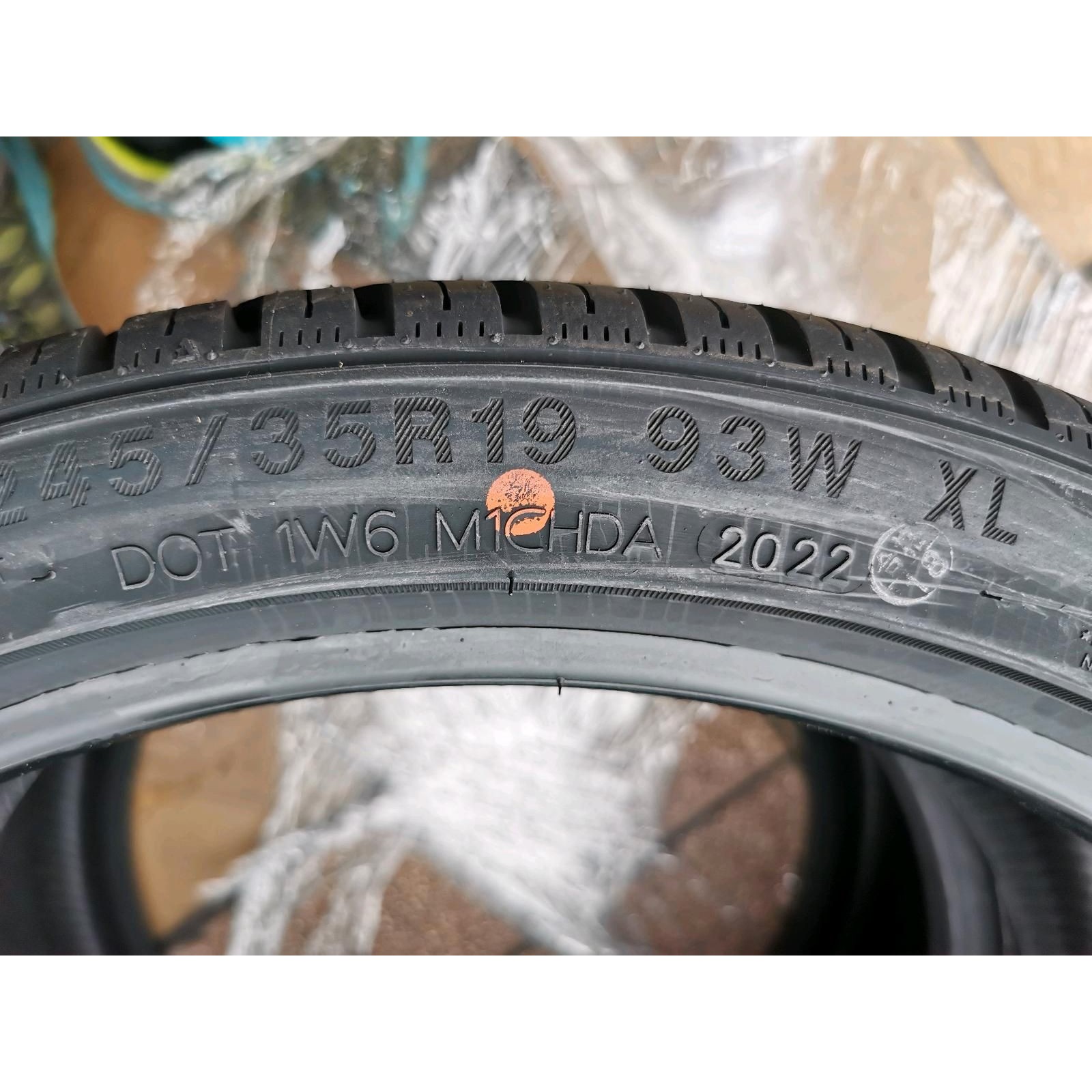 Atlas Green 3 4S 235\/40 R19 96W