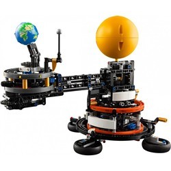 Lego Planet Earth and Moon in Orbit 42179