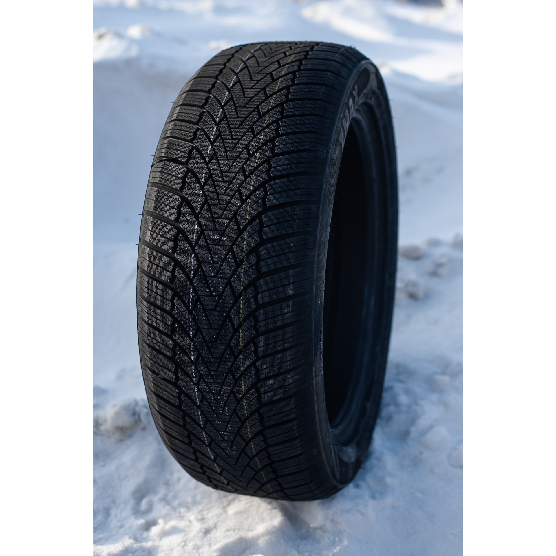 ZMAX Winterhawke I 235\/45 R18 98H