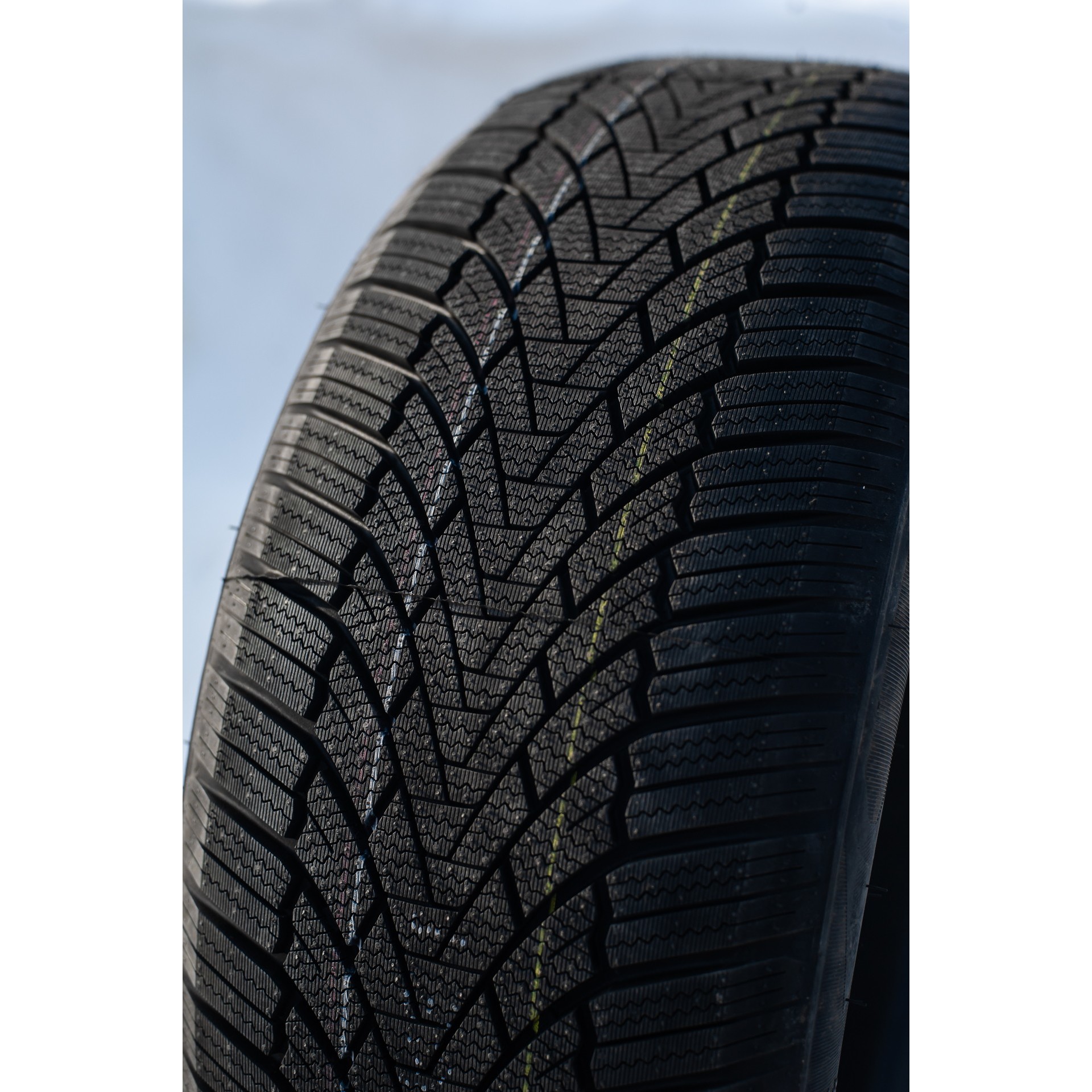 ZMAX Winterhawke I 235\/45 R18 98H