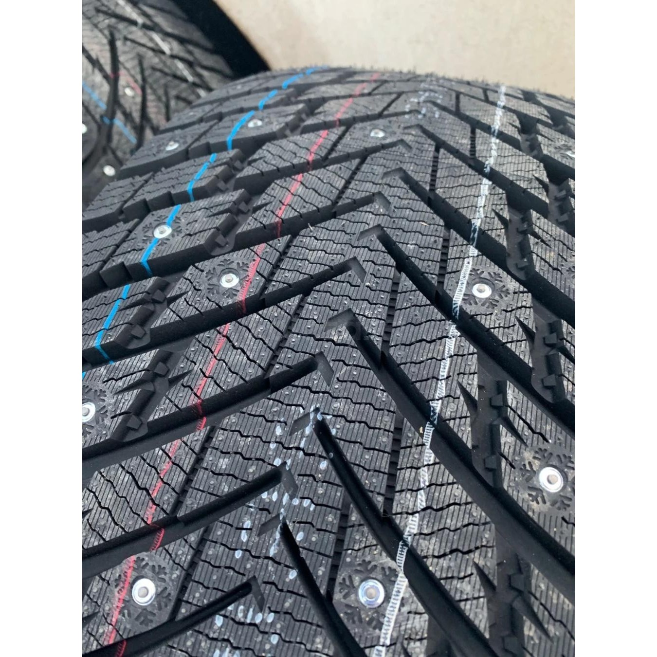 Arivo Ice Claw ARW7 215/55 R18 95T