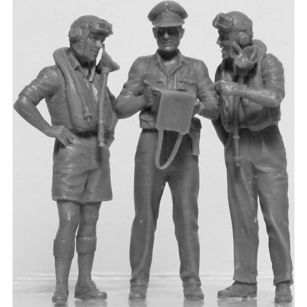 ICM British Pilots in Tropical Uniform (1939-1943) (1:32)