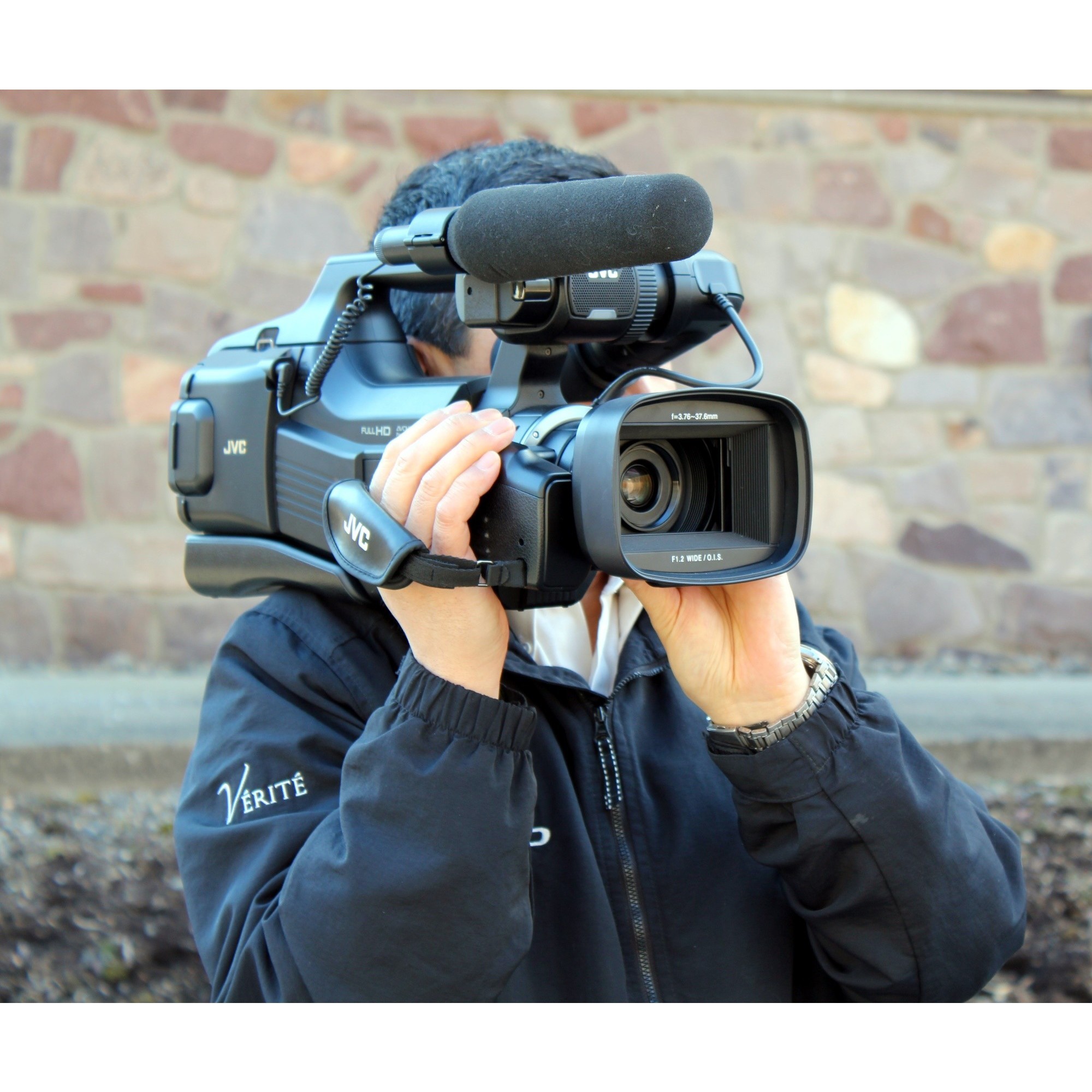 Фото и видеосъемка в школе. JVC GY-hm70. Видеокамера профессиональная. Видеокамера для съемки. Профессиональная камера для видеосъемки.