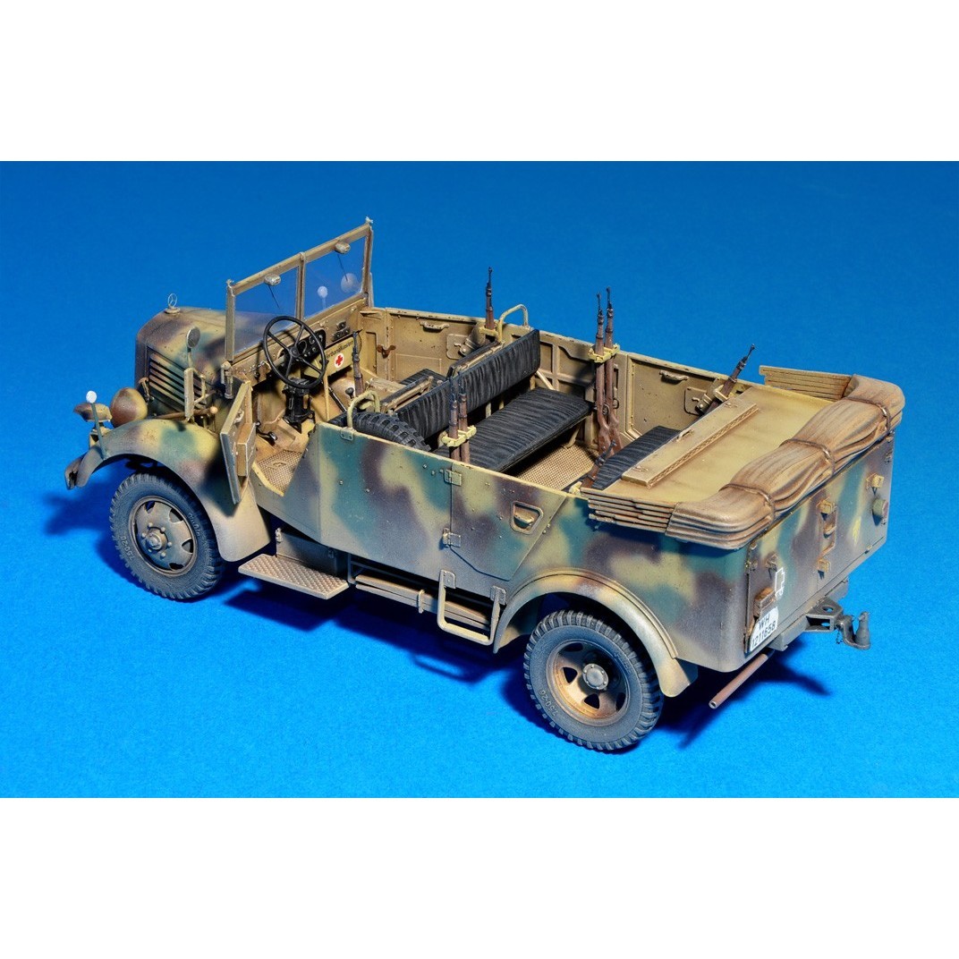 MiniArt Kfz.70 MB 1500A German 4x4 Car w/Crew (1:35)