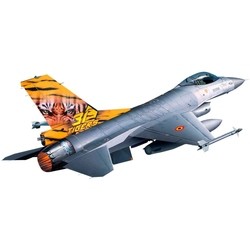 Revell Lockheed Martin F-16 Mlu TigerMeet (1:144)