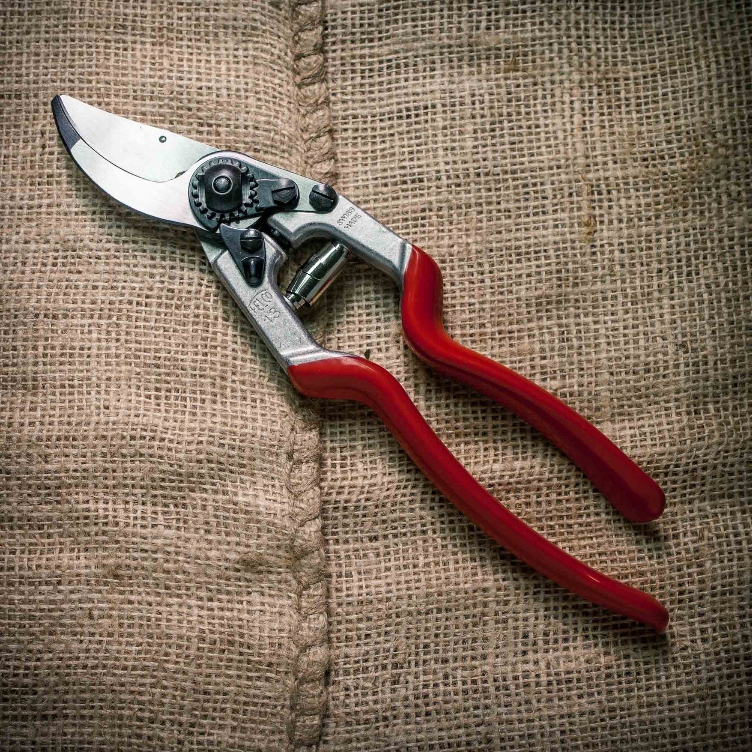 Какой секатор выбрать. Felco 13. Секатор ЗУБР. Секатор селко. Секатор ЗУБР С деревянными ручками.